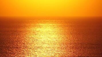 Meer Wasser Oberfläche. Antenne Aussicht auf golden Meer Wasser beim Sonnenuntergang. Sonnenlicht spiegelt aus das Wasser, Erstellen ein warm und still Atmosphäre. niemand. Horizont. Wetter und Klima Veränderung video