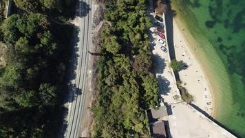 zee baaien van sevastopol in Krim gedurende zomertijd in zonnig het weer. de antenne dar panoramisch visie een rangschikking van schepen en boten, kust toerisme en reizen bestemmingen. video