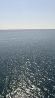 Meer Wasser Oberfläche. niedrig Winkel Aussicht von Kajak, Kamera fliegt Über klar Meer Wasser. niemand. Urlaub Erholung Konzept. abstrakt nautisch Sommer- Ozean Natur. schleppend Bewegung. schließen hoch. Vertikale video