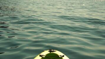 mare acqua superficie. Basso angolo Visualizza a partire dal kayak, telecamera mosche al di sopra di il chiaro verde mare acqua. nessuno. vacanza ricreazione concetto. astratto nautico estate oceano natura. lento movimento. vicino su. video