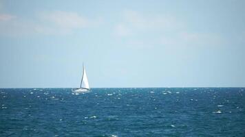 jacht Aan zee. luxe reis reis. kant visie van wit boot Aan diep blauw water. antenne visie van rijk jacht het zeilen zee. zomer reis Aan luxe schip. video