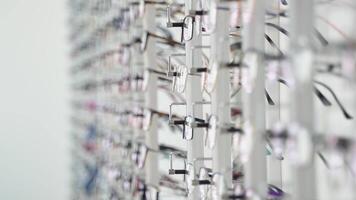 vitrine avec lunettes dans un magasin d'optique moderne video