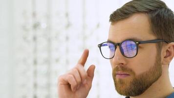 content Jeune Masculin client met Nouveau des lunettes à optique magasin. satisfait client video