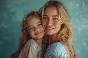 mujer y pequeño niña posando juntos foto