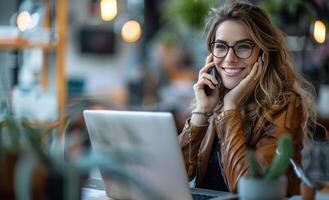 joven mujer hablando en teléfono en café tienda foto