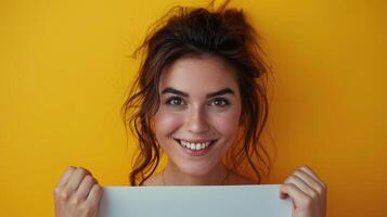 joven mujer participación blanco sábana de papel foto