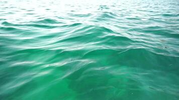 mare acqua superficie. telecamera mosche al di sopra di il calma azzurro mare. nessuno. vacanza ricreazione concetto. astratto nautico estate oceano natura. tempo metereologico e clima modificare. lento movimento. vicino su video