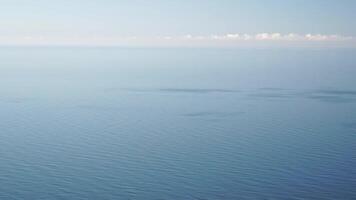 Antenne Panorama- Aussicht von schön Sonnenuntergang über Meer. schön Meereslandschaft. Sonne Blendung, klein Wellen auf das Wasser Oberfläche. Abend. Horizont. niemand. Nein Personen. niemals endend Schönheit von Natur. video