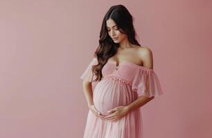 embarazada mujer posando en rosado antecedentes foto