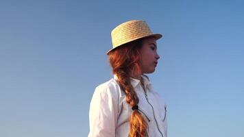 mujer en lavanda campo - contento dama en sombrero comer albaricoque en soleado día, errante en lavanda campo, apreciando naturaleza. niña caminar en medio de lavanda flores, vasto campo durante puesta de sol video