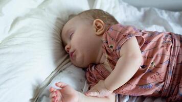 porträtt av liten spädbarn eller bebis sovande på säng med bekvämlighet. ny född unge begrepp video