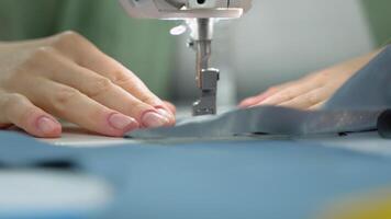 naaien machine naar werk dichtbij omhoog. vrouw kleermaker werken Bij de naaien fabriek video