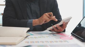 conferencia de trabajo conjunto, reunión del equipo de negocios presente, colegas inversores que discuten los datos del gráfico financiero del nuevo plan en la mesa de la oficina con computadora portátil y tableta digital, finanzas, contabilidad, inversión. video