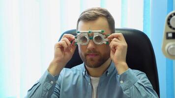 uma bonito masculino paciente vestindo especial oftalmológico óculos video