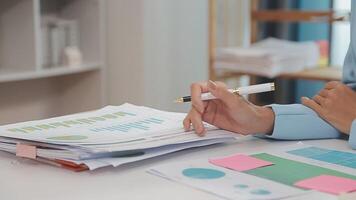 conferencia de trabajo conjunto, reunión del equipo de negocios presente, colegas inversores que discuten los datos del gráfico financiero del nuevo plan en la mesa de la oficina con computadora portátil y tableta digital, finanzas, contabilidad, inversión. video