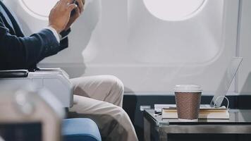 lado Visão retrato do bonito barbudo homem de negocios trabalhando enquanto desfrutando voar dentro primeiro aula, cópia de espaço video