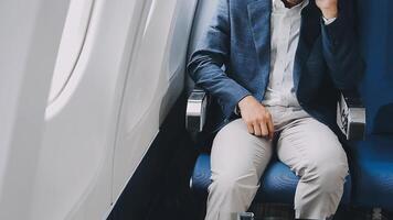 lado Visão retrato do bonito barbudo homem de negocios trabalhando enquanto desfrutando voar dentro primeiro aula, cópia de espaço video