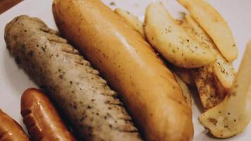 diferente colorida refeições para café da manhã ou almoço Tempo em uma prato com talheres em mulher mãos. frito ovos, omelete, Brusqueta e linguiça em uma de madeira mesa dentro restaurante. plano deitar topo visualizar. video