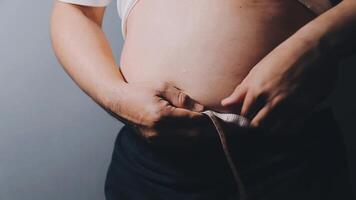 hombre señalando propio insalubre grande barriga con visceral o subcutáneo grasas actitud salud riesgo. video