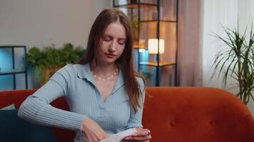 vrouw Open envelop brief leest het voelen Vrolijk, carrière groei vooruitgaan Promotie, bank lening goedkeuren video