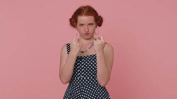 girig girig rödhårig ung kvinna som visar fikon negativ gest, rovgirig girig förvärvande video
