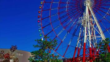 ein Zeitraffer von Ferris Rad beim das Amüsement Park im odaiba Tokyo tagsüber lange Schuss video