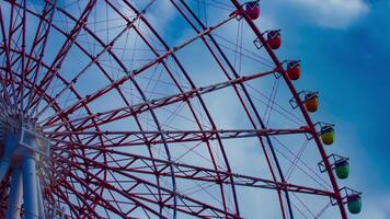 uma espaço de tempo do ferris roda às a diversão parque dentro odaiba Tóquio dia grandes tiro panning video