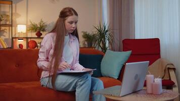 triste jovem adolescente criança menina criança usar computador portátil surpreso de mau notícias, fortuna perda, falhar, loteria resultados video