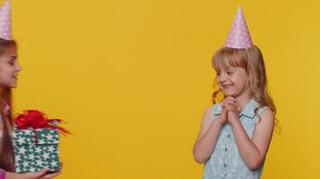 glücklich wenig Kleinkind Mädchen präsentieren Geburtstag Geschenk Kasten, Geschenk zu Geschwister Schwester Mädchen Kind oder Freund video