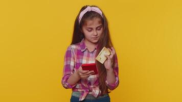 criança menina usando crédito banco cartão e Smartphone enquanto transferindo dinheiro, compras conectados compras video