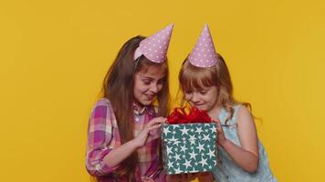 glücklich Kinder Schwester Mädchen Geschwister freunde Kinder feiern Geburtstag Party Öffnung Geschenk Box Geschenk video