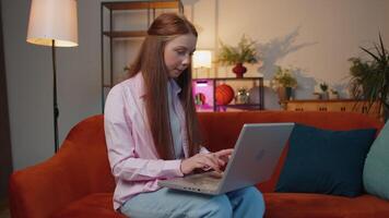 adolescente bambino ragazza ragazzo seduta su divano chiusura il computer portatile pc dopo finitura opera nel vivente camera a casa video