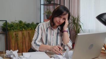 traurig jung Frau Arbeiten beim Zuhause Büro zerknittert werfen heisse von Papier mit Schlecht Ideen und Fehler video