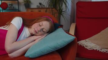 müde einer Kind Mädchen Kind Lügen Nieder im Bett nehmen ein sich ausruhen beim heim, Nickerchen machen, fallen schlafend auf Sofa video