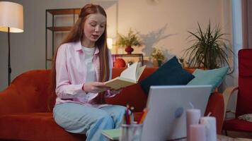 bambino ragazza alunno studia a casa su il computer portatile computer fabbricazione conferenza chiamata parlando per webcam video