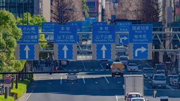 un lapso de tiempo de tráfico mermelada a el ciudad calle en Yokohama telefotográfico Disparo panorámica video