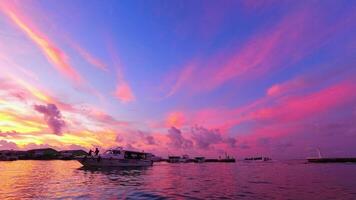 skön färgrik dramatisk solnedgång tid upphöra över hav och hamn i manlig stad, maldiverna video