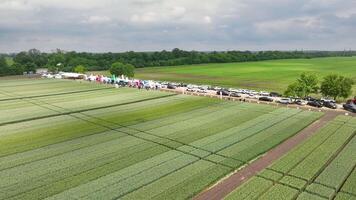 colección de agricultores en el campos con diferente variedades de trigo. encuesta de agrícola campos. vuelo terminado agricultores y experimental trigo parcelas video