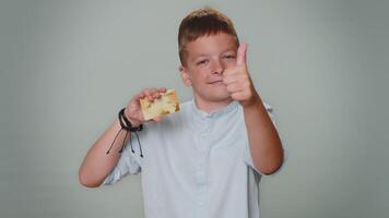 litet barn pojke visa plast kreditera Bank kort reklam överföra pengar kontantlös uppkopplad handla video