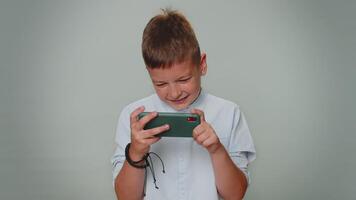 preoccupato divertente dipendente bambino piccolo ragazzo con entusiasmo giocando guidare da corsa gioco su mobile Telefono video