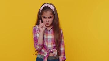 ung preteen barn flicka skakningar finger och ordspråk Nej, vara försiktig, undvika fara misstag, ogillande video