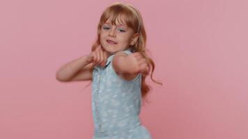 preadolescente niño niña niño haciendo lucha a cámara, sacudida puño puñetazo, boxeo, practicando ejercicios rabia video