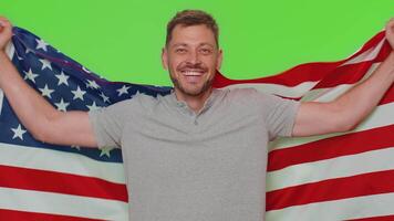 barbado joven hombre ondulación y envase en americano Estados Unidos bandera, celebrando, humano derechos y libertades video