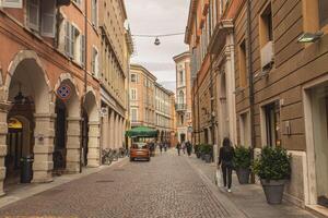modena Italia 1 octubre 2020 modena s callejón con histórico edificios foto