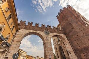 Verona Italia 10 septiembre 2020 portoni della sostén un antiguo y medieval puerta en sostén cuadrado en Verona Italia foto