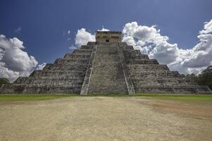 la pirámide de chichén itzá foto