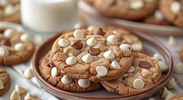 blanco chocolate chip galletas en un plato con Leche foto