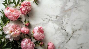 peonías rosas sobre un fondo de mármol foto