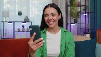 menina blogueiro influenciador fazer telefone conversação Móvel telefone ligar com social meios de comunicação seguidores casa video