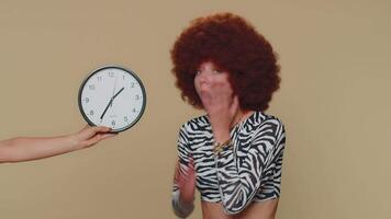 vrouw met ongerustheid controle tijd Aan klok, rennen laat naar werk, wezen in vertraging, deadline video